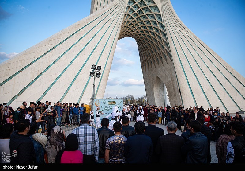 مسافران نوروزی در میدان آزادی/ گزارش تصویری