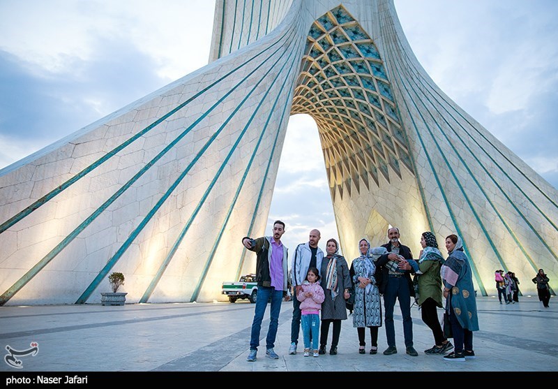 مسافران نوروزی در میدان آزادی/ گزارش تصویری