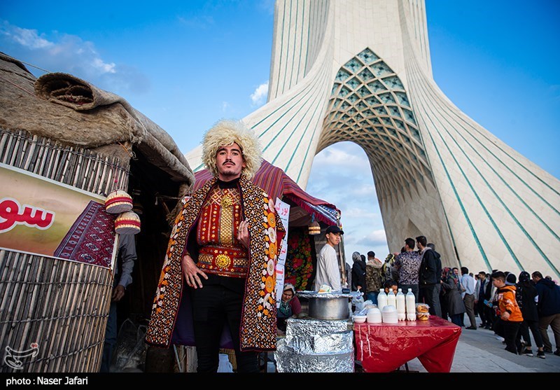 مسافران نوروزی در میدان آزادی/ گزارش تصویری