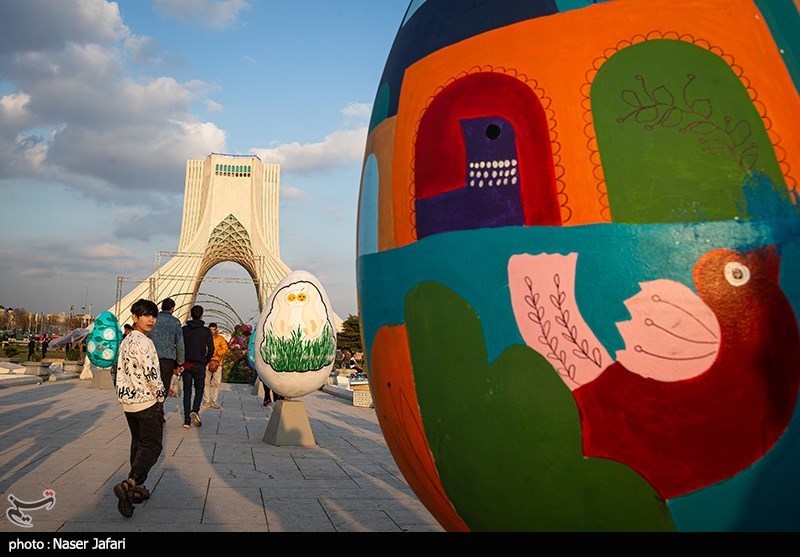 مسافران نوروزی در میدان آزادی/ گزارش تصویری