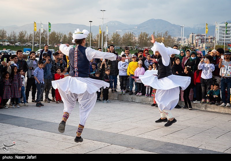 مسافران نوروزی در میدان آزادی/ گزارش تصویری