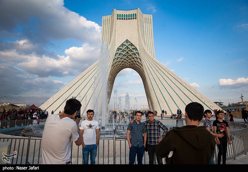 مسافران نوروزی در میدان آزادی/ گزارش تصویری