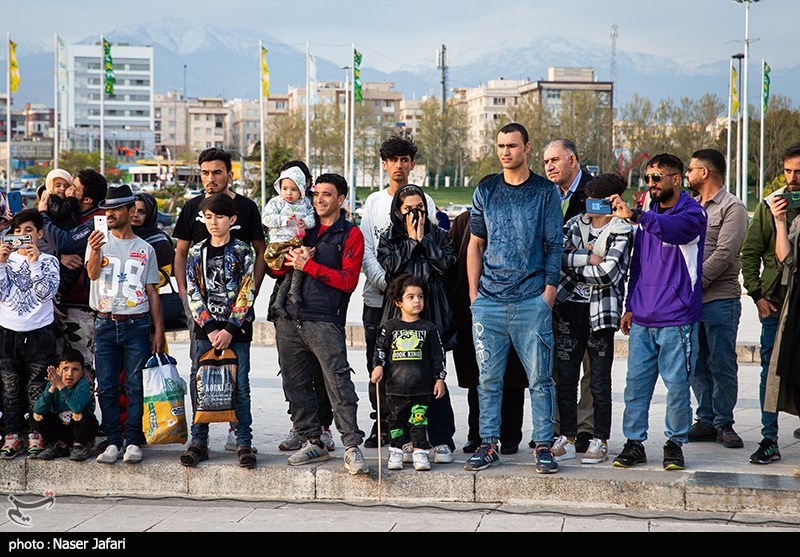 مسافران نوروزی در میدان آزادی/ گزارش تصویری