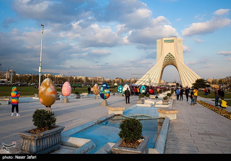 مسافران نوروزی در میدان آزادی/ گزارش تصویری