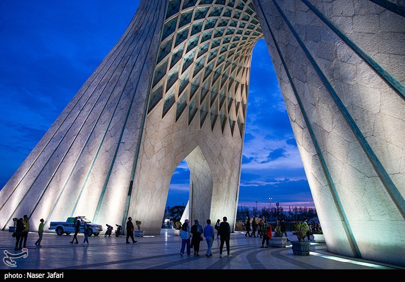 مسافران نوروزی در میدان آزادی/ گزارش تصویری