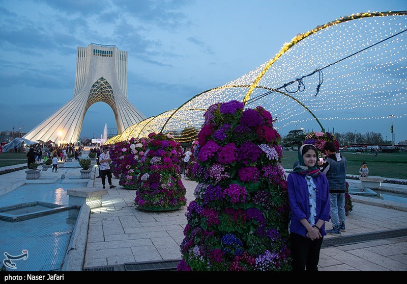 مسافران نوروزی در میدان آزادی/ گزارش تصویری