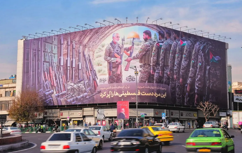 تصویر سردار سلیمانی بر دیوارنگاره میدان انقلاب