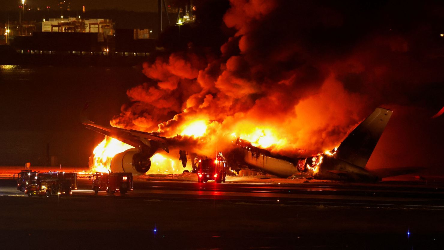سانحه هوایی در ژاپن؛ هواپیمای مسافربری در آتش سوخت +ویدیو