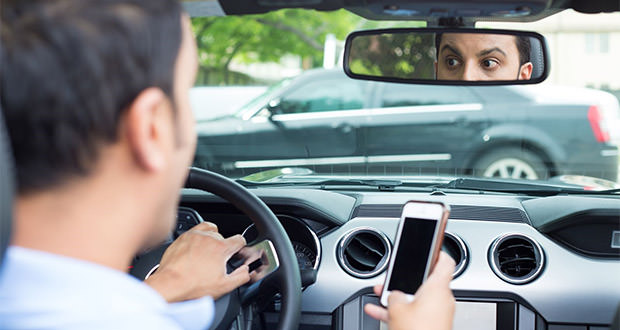 جریمه نیم میلیون خودرو به دلیل صحبت با تلفن