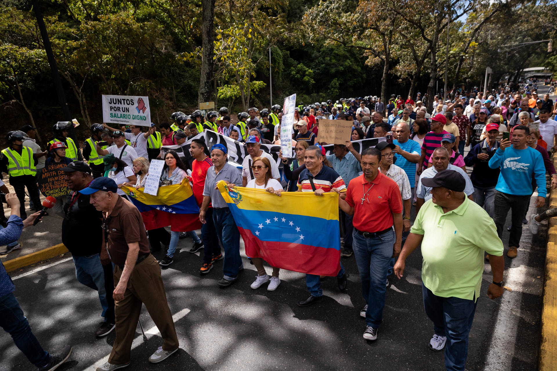 اعتراض به تورم؛ پیوستن کارکنان دولت به بازنشستگان در ونزوئلا