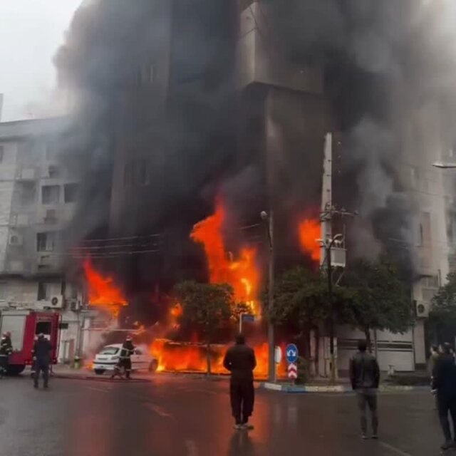 آتش‌سوزی بزرگ در ساری؛ ۲۰ نفر نجات یافتند