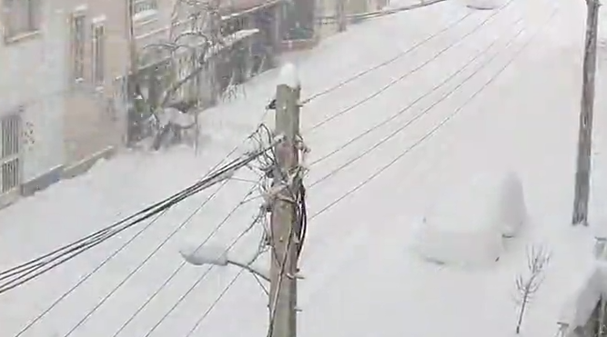 نیم متر برف در اردبیل؛ دما هوا منفی ۱۱ درجه! +ویدیو