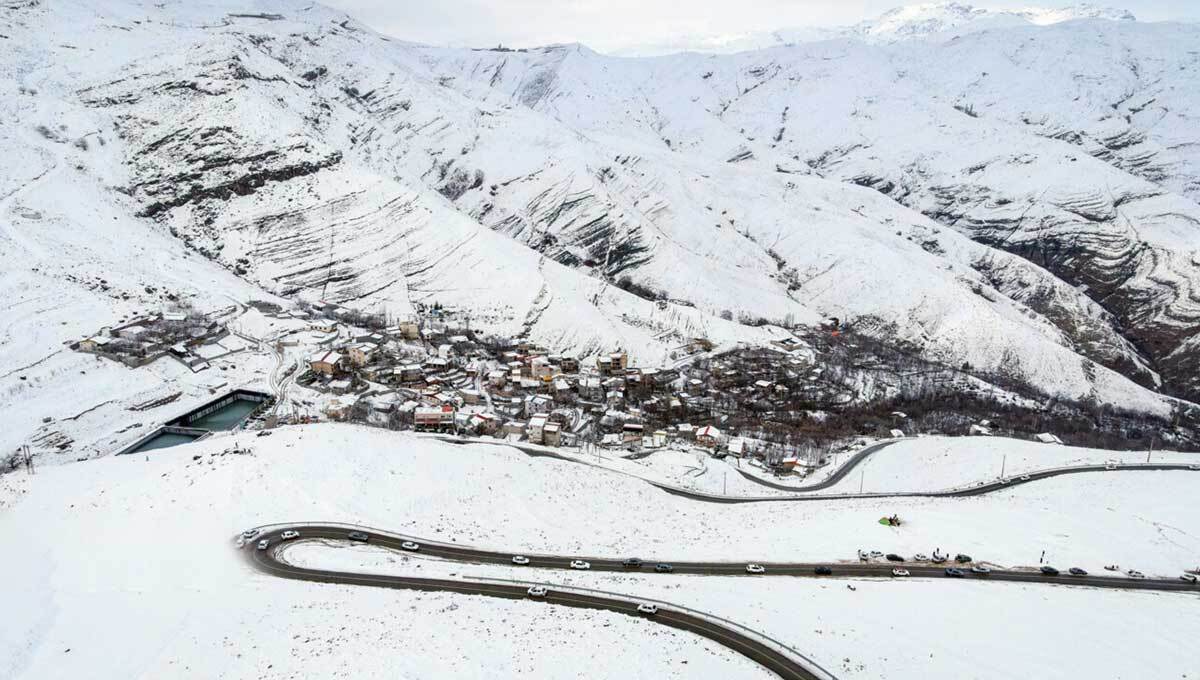 بارش شدید برف در گردنه حیران؛ ۱۵۰ مسافر