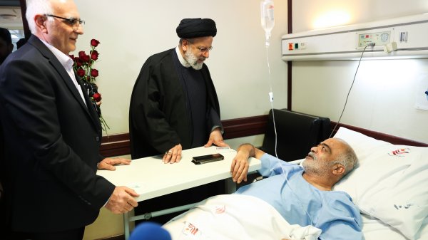 عیادت رئیسی از تعدادی از جانبازان دفاع مقدس عیادت رئیسی از تعدادی از جانبازان دفاع مقدس