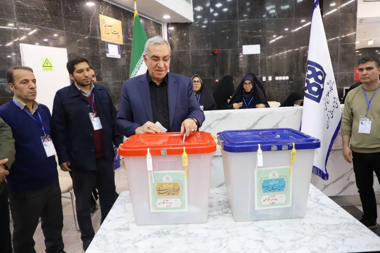 زنده از انتخابات؛ داماد حسن روحانی در حسینیه ارشاد رای داد