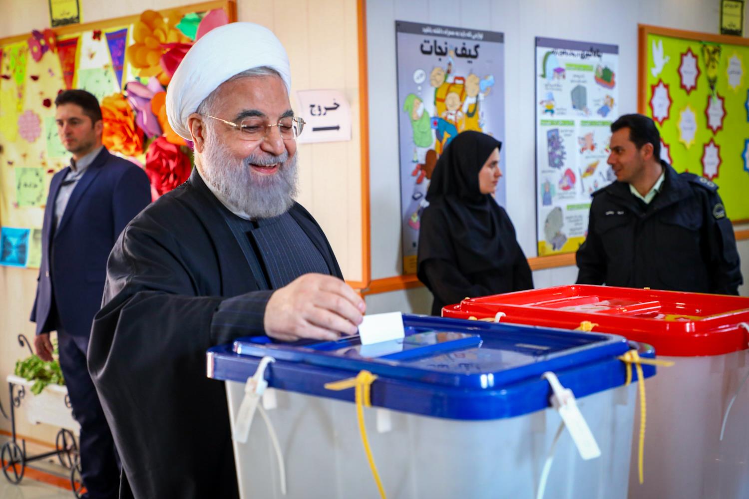 زنده از انتخابات؛ داماد روحانی در حسینیه رای داد، وزیر بهداشت در بیمارستان