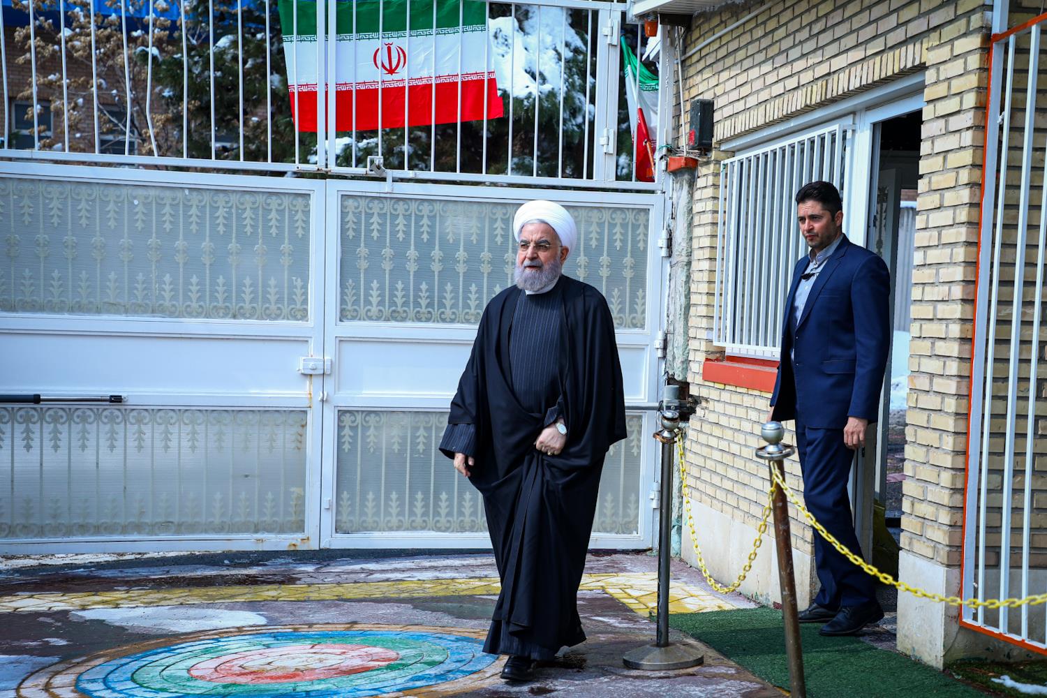 زنده از انتخابات؛ داماد روحانی در حسینیه رای داد، وزیر بهداشت در بیمارستان