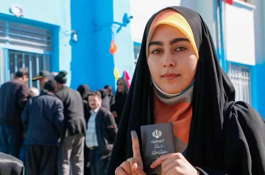 زنده از انتخابات؛ تمدید رای‌گیری و تعطیلی مدارس تهران/ احمدی‌نژاد رای داد