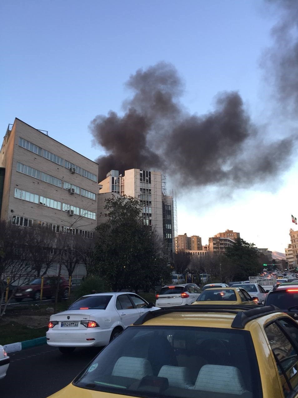 آتش‌سوزی بزرگ در خیابان کریمخان +عکس و ویدیو