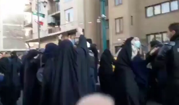 انتقاد رسانه حامی دولت از مدعیان مدافع حجاب +ویدیو درگیری با پلیس