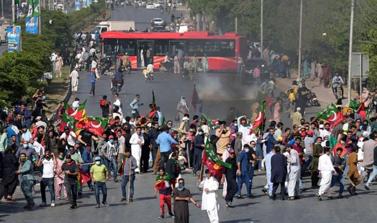 ناآرامی در پاکستان پس از بازداشت «عمران خان»؛ سرکوب با گاز اشک‌آور