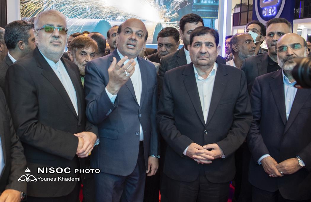 بازدید معاون اول رئیس جمهور از غرفه شرکت ملی مناطق نفت‌خیز جنوب در بیست و هفتمین نمایشگاه نفت تهران
