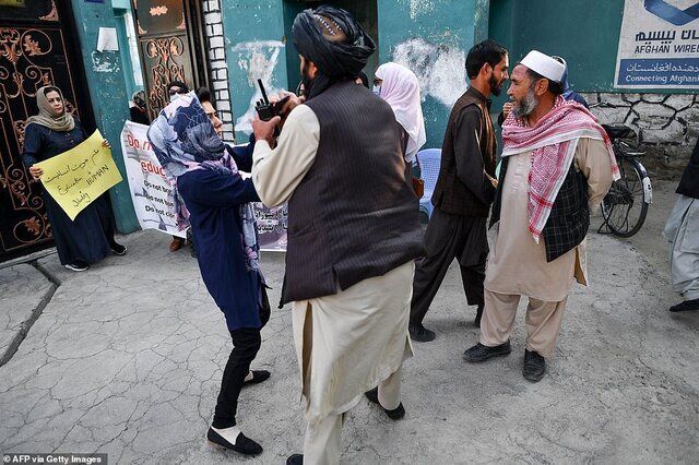 ادعای طالبان؛ محدودیت کار زنان مساله داخلی است!