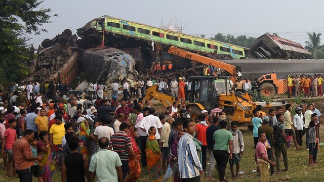 برخورد مرگبار قطار در هند؛ تعلفات به ۳۰۰ نفر رسید