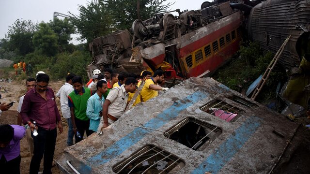 برخورد مرگبار قطار در هند؛ تعلفات به ۳۰۰ نفر رسید
