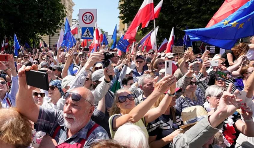 اعتراض ۵۰۰ هزار نفری در لهستان