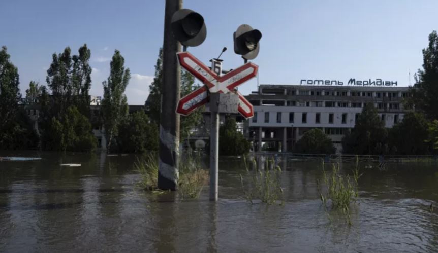 فاجعه سد کاخوفکا/ زلنسکی: اشغالگران روس سد را مین‌گذاری کردند
