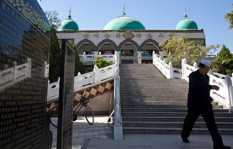 تخریب نمادهای یک مسجد؛ معترضان در چین با پلیس درگیر شدند