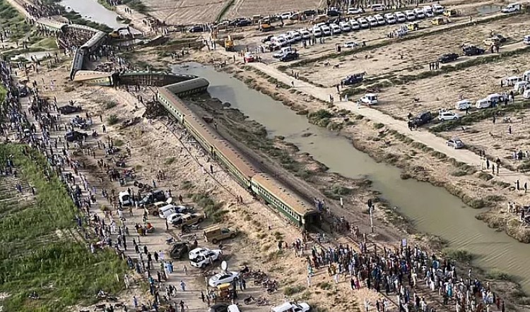 حادثه مرگبار خروج قطار از ریل در پاکستان