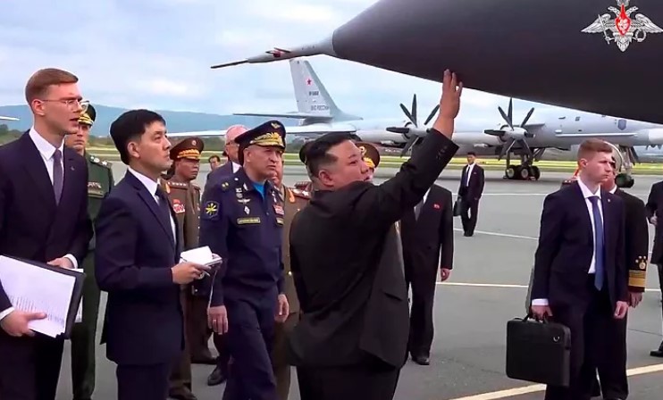 بازدید رهبر کره‌شمالی از بمب افکن‌‌های اتمی روسیه