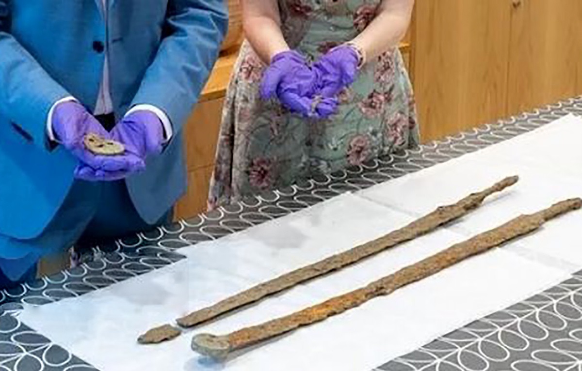 کشف دو شمشیر سواره نظام رومی با قدمت ۱۸۰۰ سال