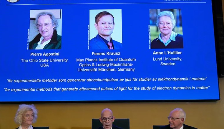 محققان الکترون‌ها جایزه نوبل فیزیک گرفتند