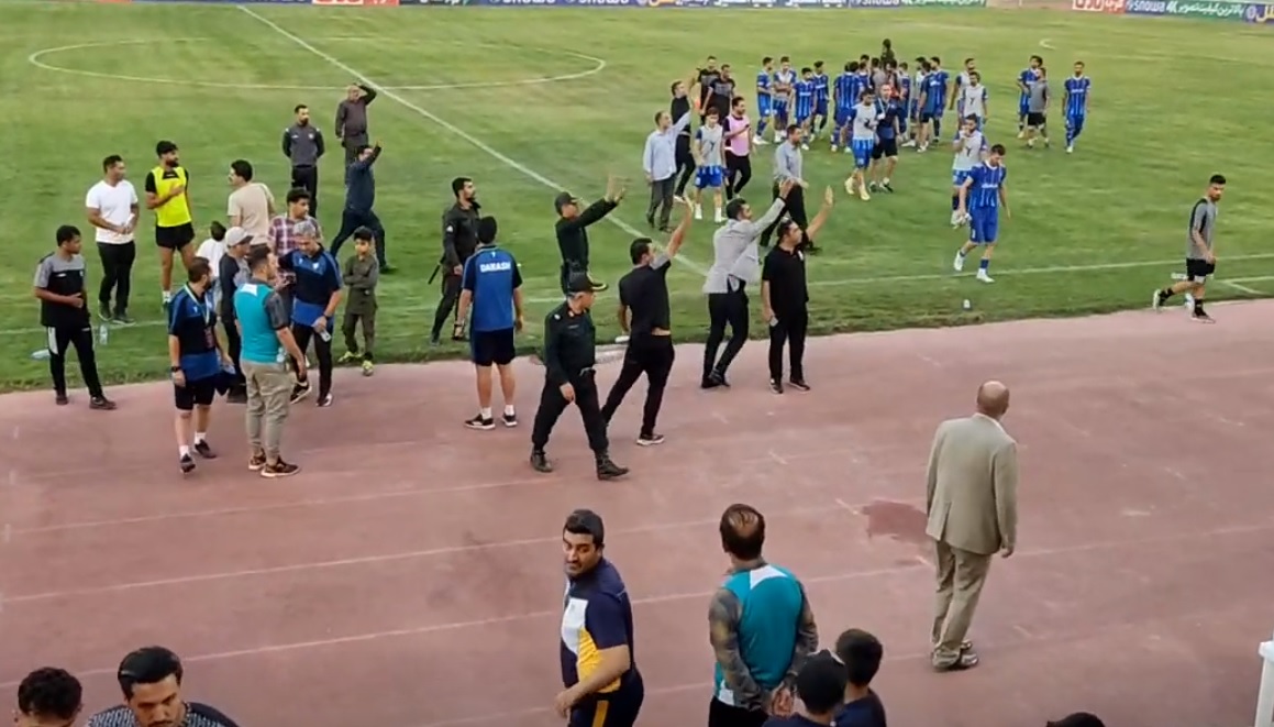 جنجال در فوتبال ایران؛ حمله به داور و نیمه‌تمام ماندن بازی! +ویدیو
