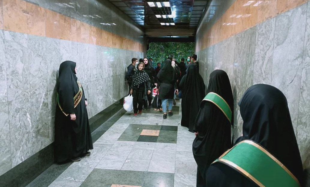 استقرار حجاب‌بان و فیلمبردارهای ناشناس در مترو/ وکیل دادگستری: قانونی و عقلانی نیست