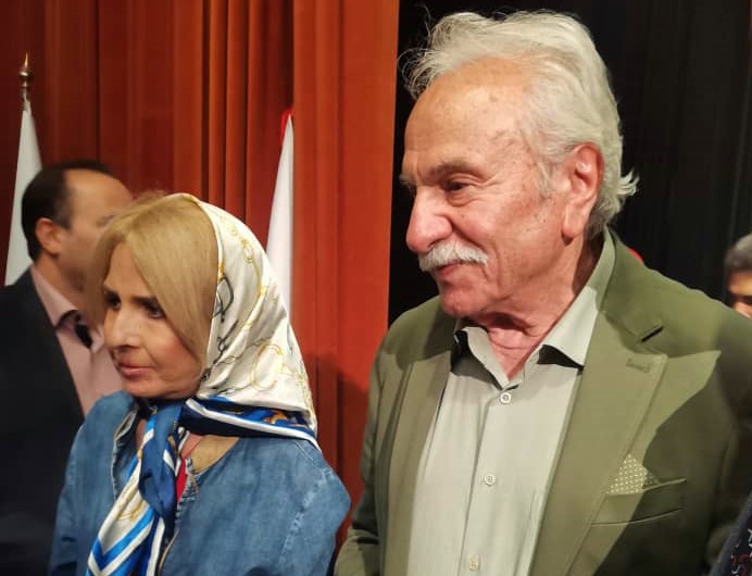 به دست بوسی توران بانو