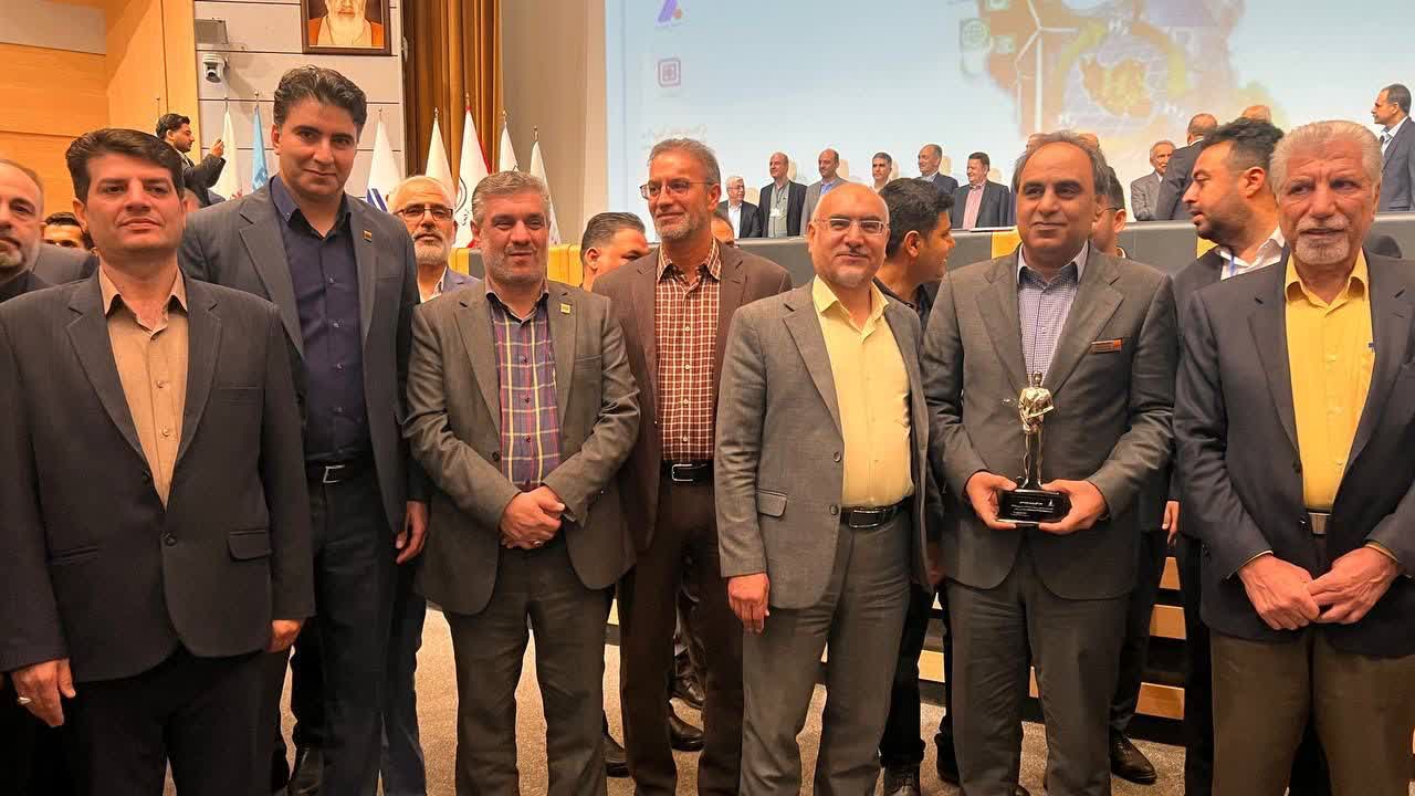 تندیس مرد سال فولاد ایران به محمود لندی رسید