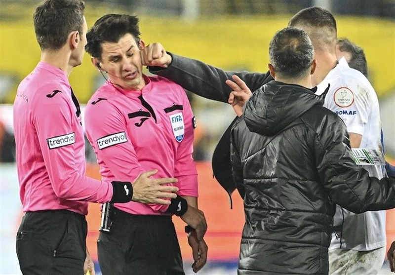 مشت به صورت داور، فوتبال ترکیه را تعطیل کرد!