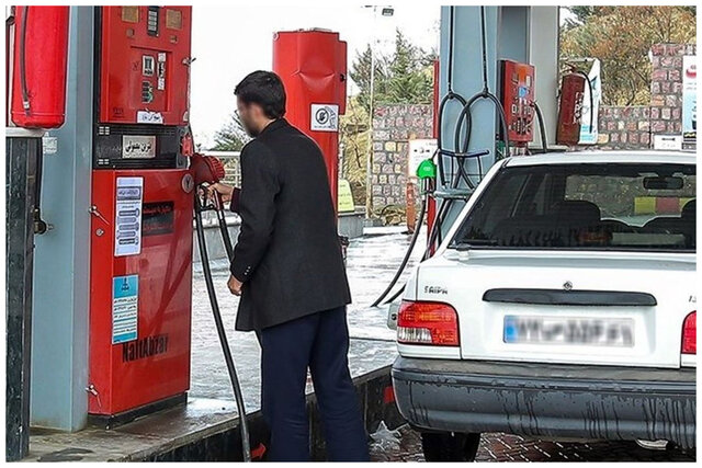 اختلال در عرضه بنزین اردبیل؛ جایگاه‌ها بنزین را دستی عرضه می‌کنند