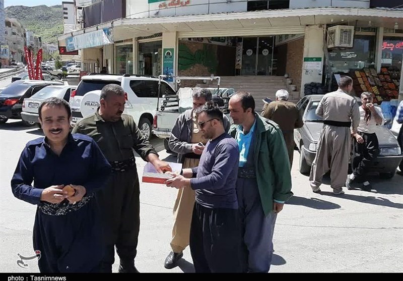 توزیع شیرینی در کردستان پس از حمله موشکی به اسرائیل