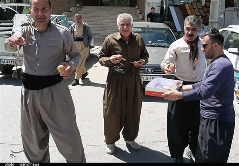 توزیع شیرینی در کردستان پس از حمله موشکی به اسرائیل