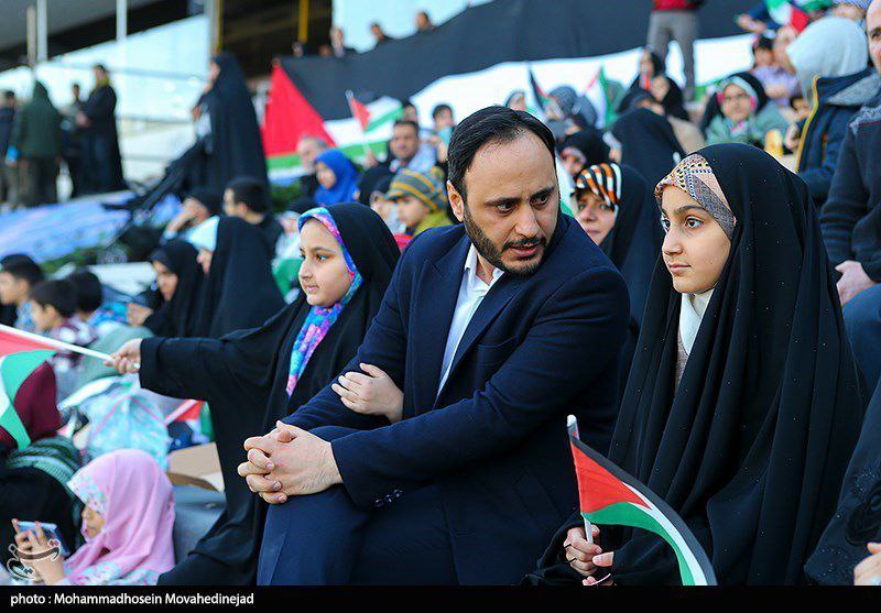 زنان و مردان در کنارهم در ورزشگاه، اما نه برای فوتبال