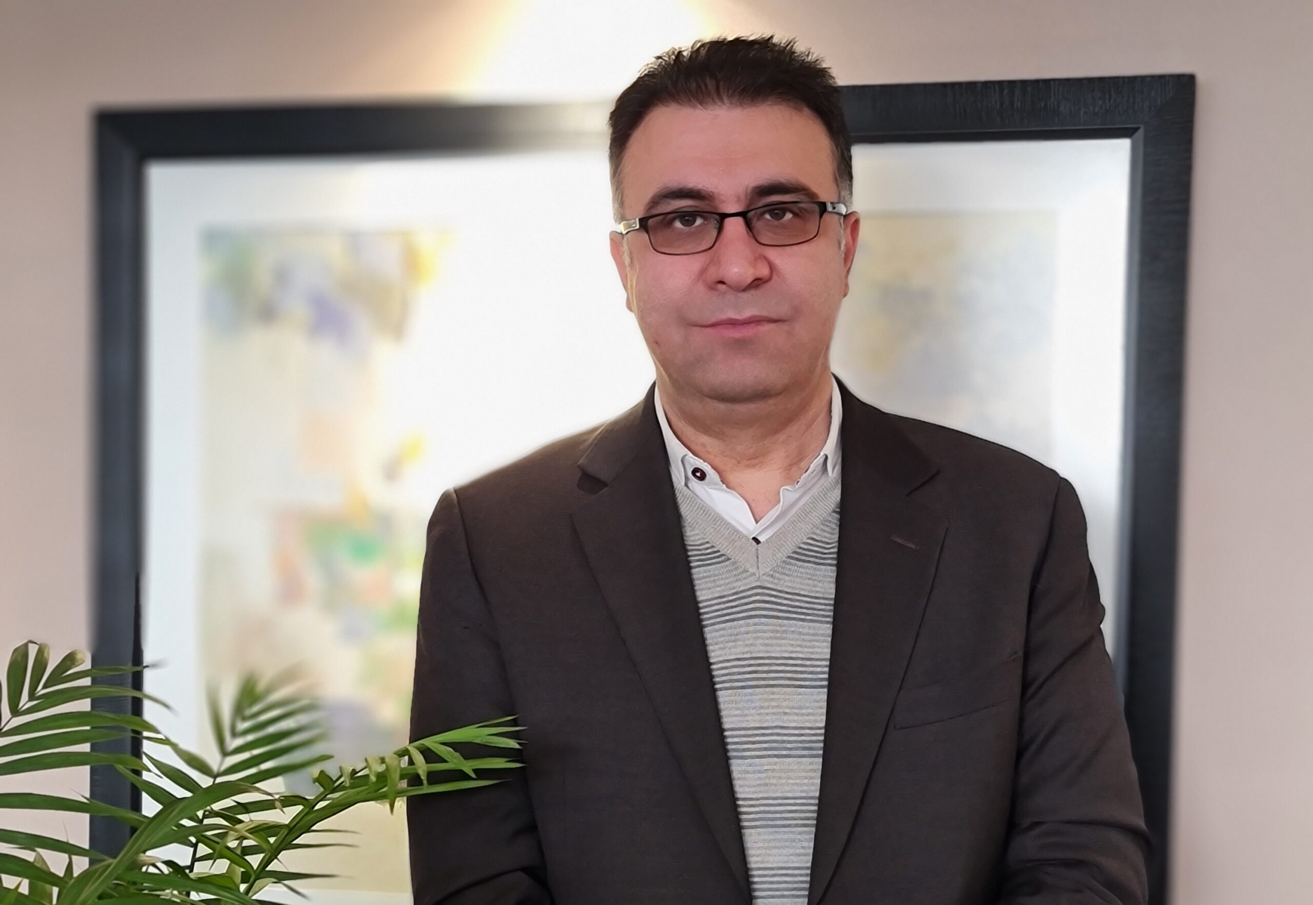 انتقاد از رئیس‌کل بانک مرکزی/ «فرزین» با سیاست غلط منابع ارزی را هدر می‌دهد