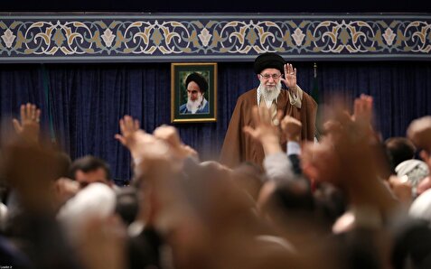 جمعی از مردم قم با رهبر انقلاب دیدار می‌کنند