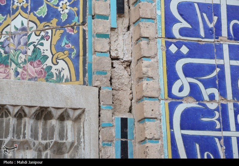 فروپاشی گچ‌بری‌ و کاشی‌کاری‌های مسجد اصفهان! +عکس