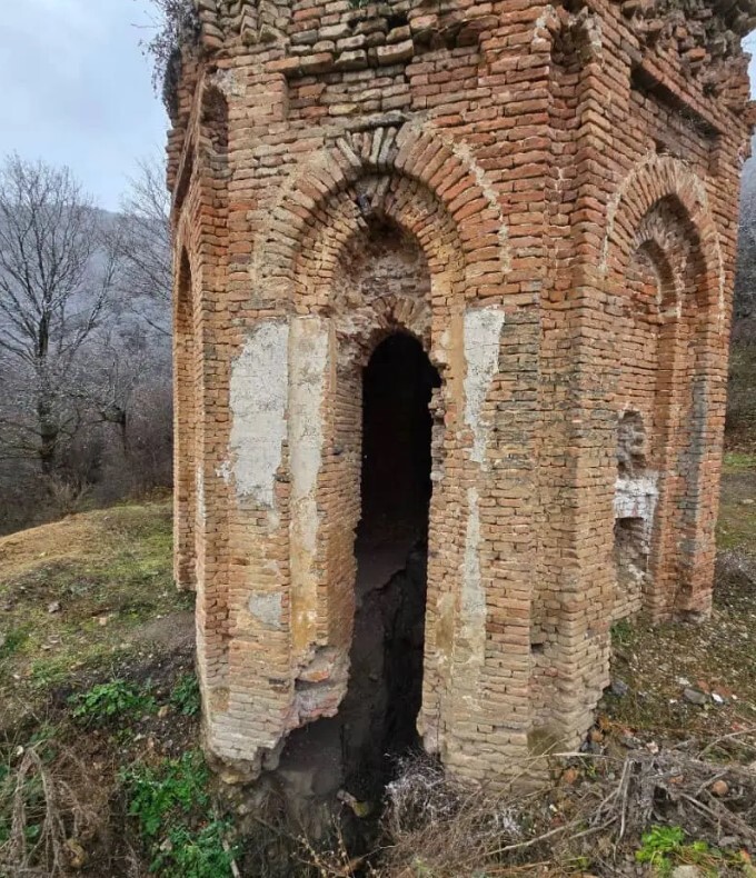 بنای ۹۰۰ ساله در خطر ریزش