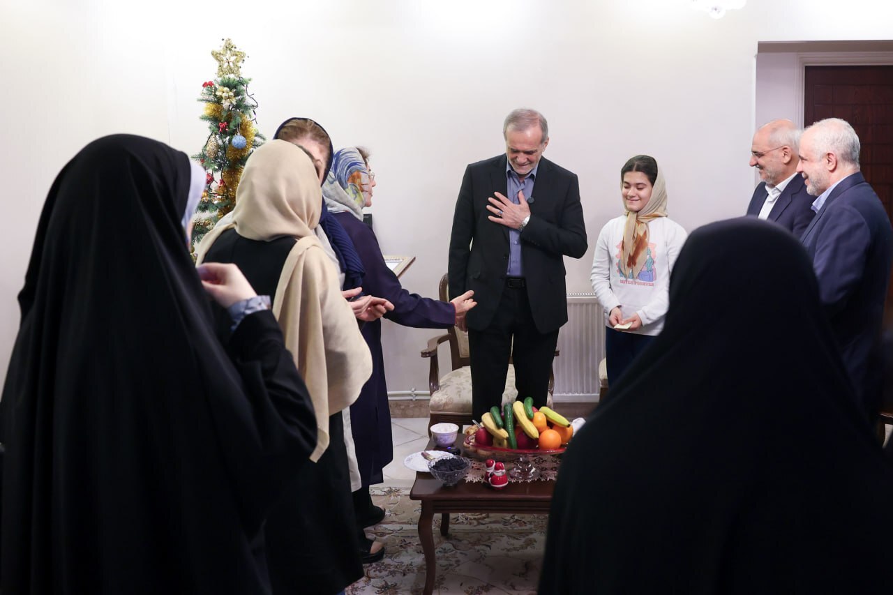 دیدار رئیس‌جمهور با خانواده دو شهید مسیحی دفاع مقدس